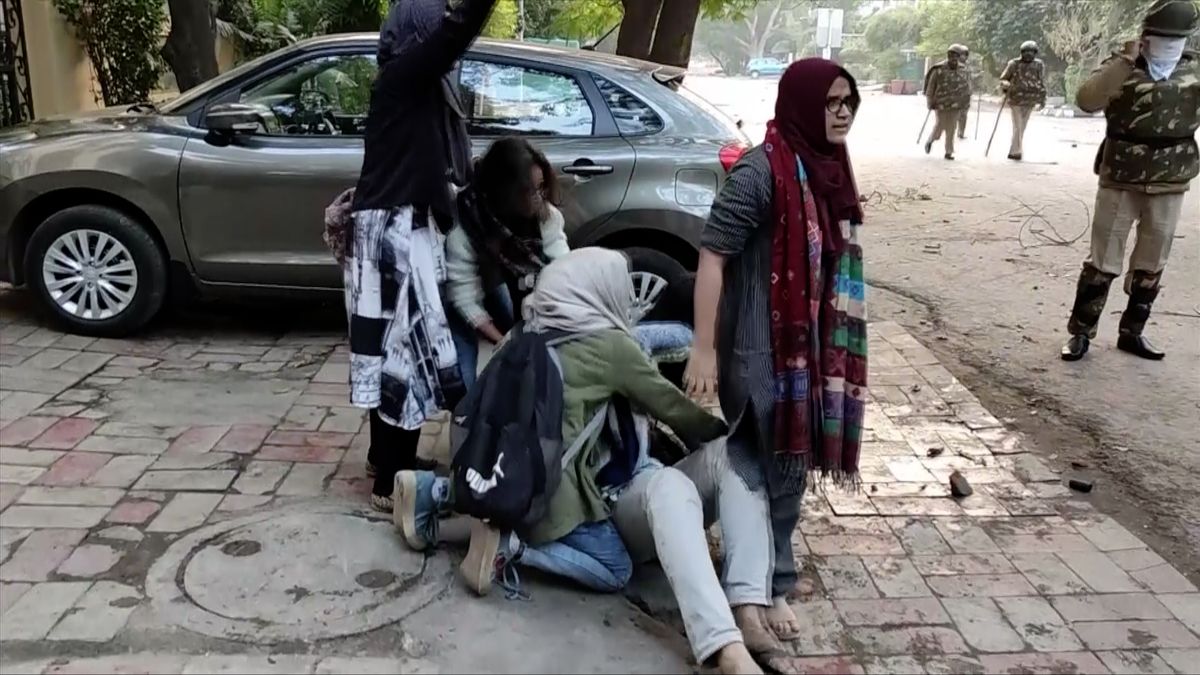 Video: Muslimské ženy v Dillí chrání kamaráda před výpraskem od policie